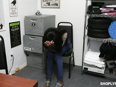 Бородатый охранник магазина оттрахал в подсобке молодую негритянку