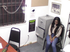 Бородатый охранник магазина оттрахал в подсобке молодую негритянку