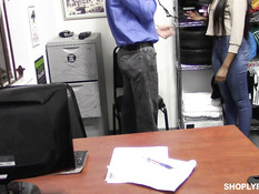 Бородатый охранник магазина оттрахал в подсобке молодую негритянку