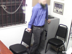 Бородатый охранник магазина оттрахал в подсобке молодую негритянку