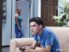 Похотливая сиськастая мачеха ебётся с чёрной падчерицей и её парнем