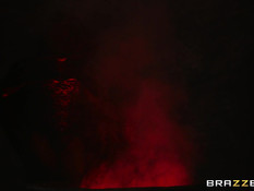 Небритый мужчина в очках отодрал сисястую шатенку и кудрявую мулатку