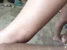 Худая татуированная девка надела страпон и отпердолила своего парня