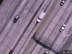 Две горячие белые девки в спортзале ебутся с двумя здоровыми неграми