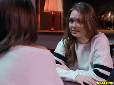 Двое парней трахают в туалете ресторана двух юных девушек близняшек