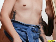 Двое парней трахают в туалете ресторана двух юных девушек близняшек