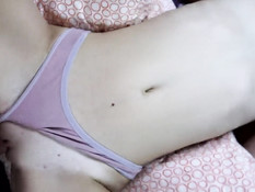 Парень отодрал в киску худую русскую блондиночку и обкончал её живот