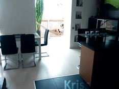 Очкастая блондинка делает глубокий отсос и выдрачивает сперму в рот