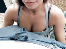 Очкастая блондинка делает глубокий отсос и выдрачивает сперму в рот