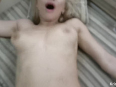 Грудастая блондиночка дрочит член ногами и получает сперму на киску