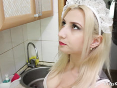 Грудастая блондинка в костюме горничной ебётся с бойфрендом на кухне