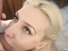 Грудастая блондинка с зелёными глазами выдрочила сперму себе в ротик