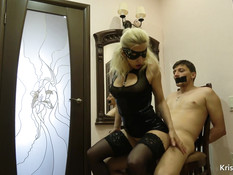 Госпожа в чулках и латексном платье отымела привязанного к стулу раба