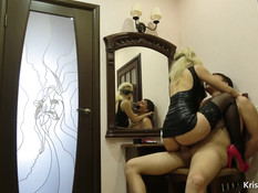 Госпожа в чулках и латексном платье отымела привязанного к стулу раба