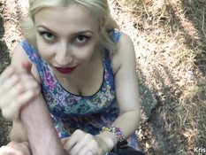 Блондинка с большой грудью теребит бритую пизду и сосёт член в парке