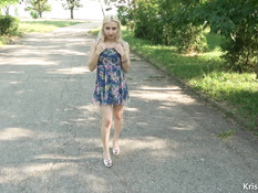 Блондинка с большой грудью теребит бритую пизду и сосёт член в парке