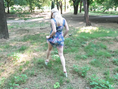 Блондинка с большой грудью теребит бритую пизду и сосёт член в парке