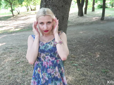 Блондинка с большой грудью теребит бритую пизду и сосёт член в парке