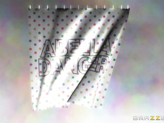 Мечтающая об анальном сексе юная блондинка была отпердолена в ванной