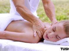 Лысый массажист на улице отпердолил в киску и анус молодую блондинку