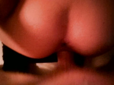 Бородатый парень отодрал русскую девку раком и забрызгал попу спермой