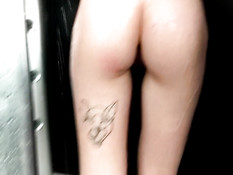 Рыжая русская девка с большой грудью мастурбирует в душевой кабинке