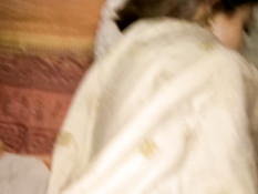 Паренёк оттрахал спящую русскую девчонку и забрызгал спермой её попу