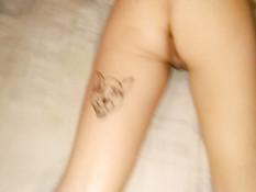 Паренёк оттрахал спящую русскую девчонку и забрызгал спермой её попу