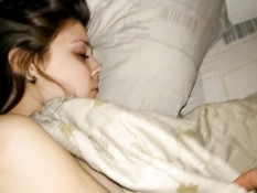 Паренёк оттрахал спящую русскую девчонку и забрызгал спермой её попу