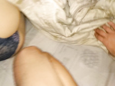 Паренёк оттрахал спящую русскую девчонку и забрызгал спермой её попу