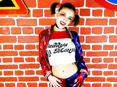 Сексуальная русская косплеерша в колготках испытывает мокрый оргазм