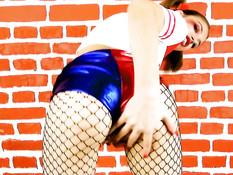 Сексуальная русская косплеерша в колготках испытывает мокрый оргазм