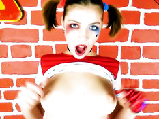 Сексуальная русская косплеерша в колготках испытывает мокрый оргазм