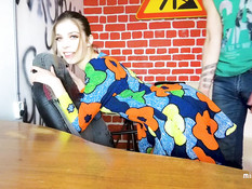 Голубоглазая русская милашка сосёт у парня член и трахается на столе