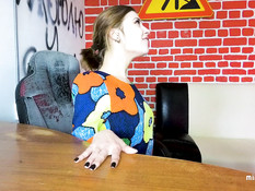 Голубоглазая русская милашка сосёт у парня член и трахается на столе