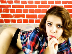 Рыжеволосая русская красотка с голубыми глазами научит дрочить член