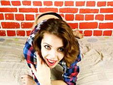 Рыжеволосая русская красотка с голубыми глазами научит дрочить член