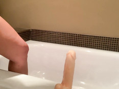 Грудастая брюнетка со спортивной фигурой мастурбирует фаллосом в душе