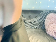 Спортивная брюнетка дрочила фаллос сиськами и мастурбировала клитор