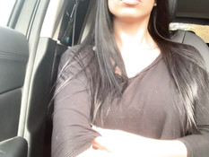 Брюнетка ласкает большие сиськи и киску на переднем сиденье в машине