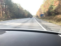 Брюнетка ласкает большие сиськи и киску на переднем сиденье в машине