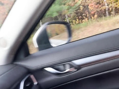 Брюнетка ласкает большие сиськи и киску на переднем сиденье в машине