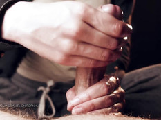 Девчонка смазала член и дрочила его до тех пор пока парень не кончил