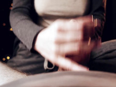 Девчонка смазала член и дрочила его до тех пор пока парень не кончил