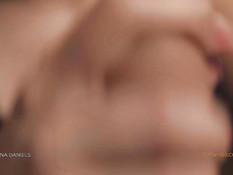 Сиськастая подруга станцевала эротический танец и села на член парня