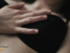 Парень рукой подрочил клитор молодой брюнетке в чёрном нижнем белье