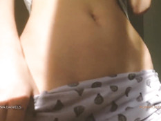 Он поласкал у девушки клитор и дал подрочить свой возбуждённый член