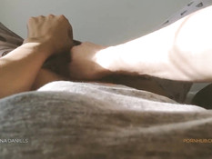 Он поласкал у девушки клитор и дал подрочить свой возбуждённый член