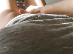 Он поласкал у девушки клитор и дал подрочить свой возбуждённый член