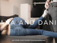 Перевозбуждённый парень быстро отымел подругу раком и кончил на попу